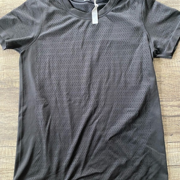 Lululemon Breeze By Short Sleeve - Picture 2 of 6